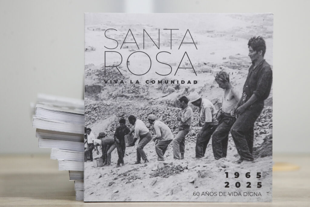 Libro Santa Rosa Viva la Comunidad del Proyecto Quijote para la Vida sobre la historia del barrio.