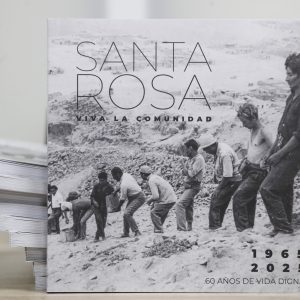 Libro Santa Rosa Viva la Comunidad del Proyecto Quijote para la Vida sobre la historia del barrio.